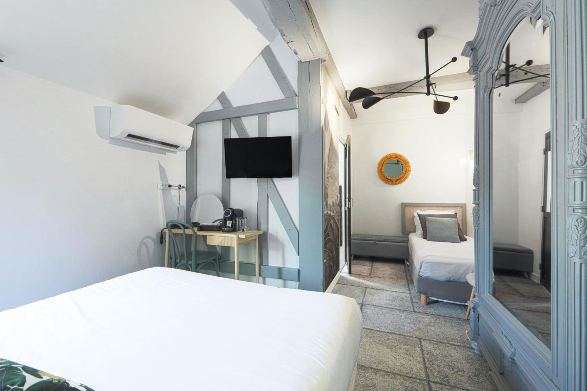 Logis Hotel & Restaurant Du Sauvage La Ferte-Gaucher Bilik gambar